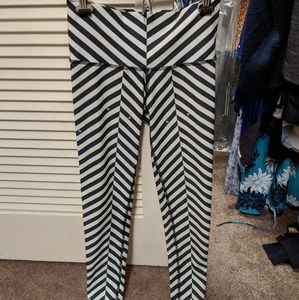 Teeki "Balanced Traveler" black & white leggings